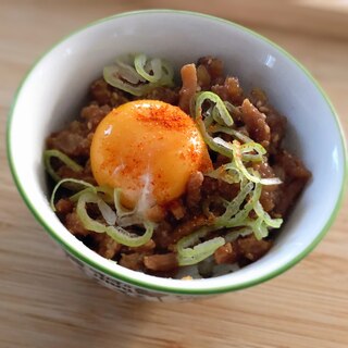 豚細切り味噌玉丼